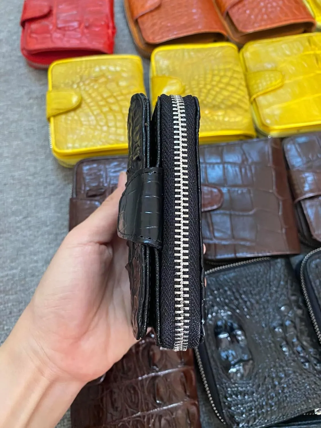 Genuine Alligator Leather Minimalist Wallets Credit Card Holder for women's (Black Hornback)