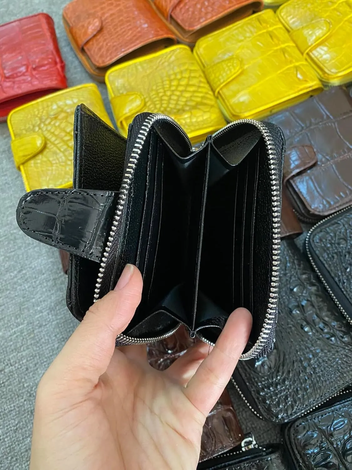 Genuine Alligator Leather Minimalist Wallets Credit Card Holder for women's (Black Hornback)