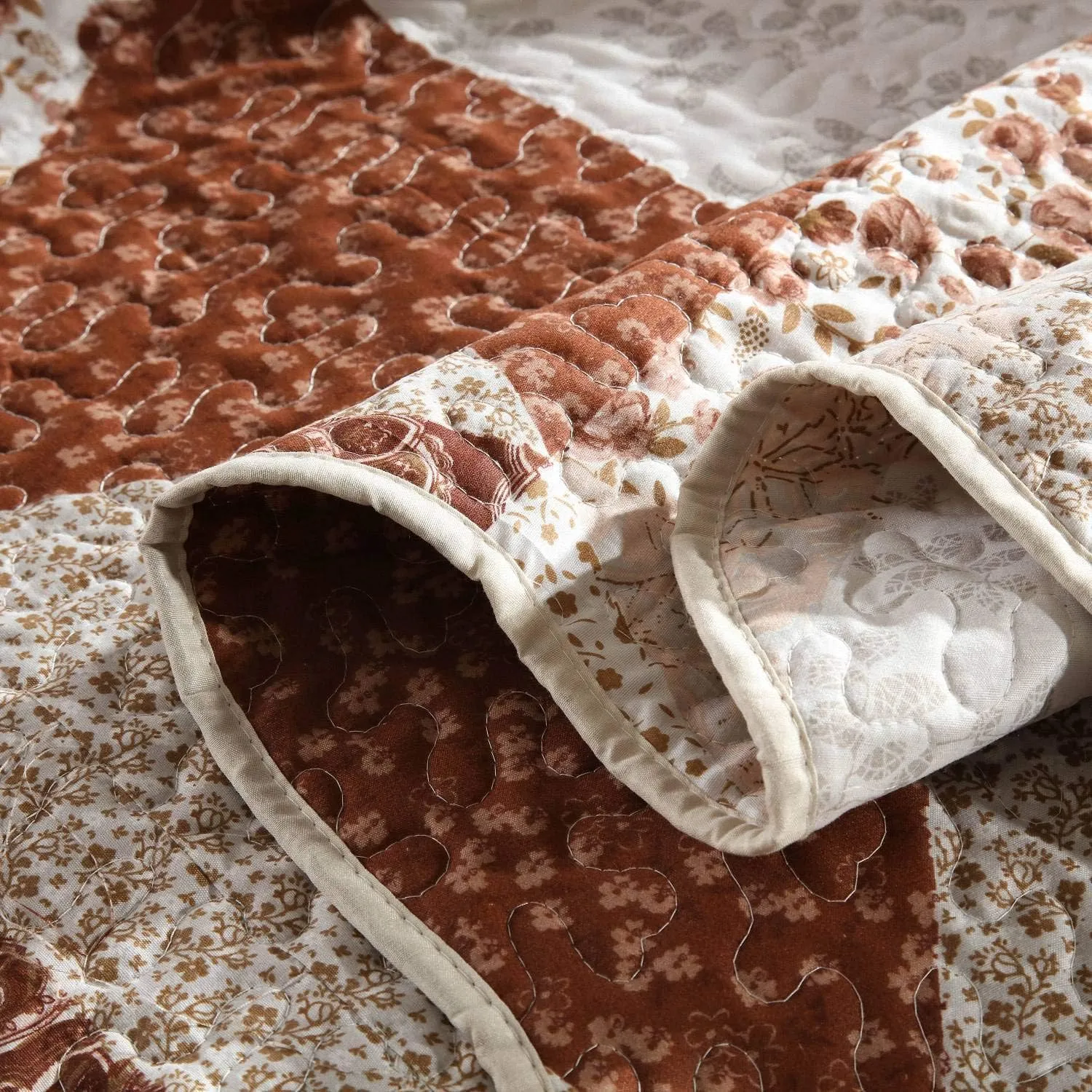 HoneiLife Quilt Set King Size - 3 Piece Microfiber Quilts Reversible Bedspreads Patchwork Coverlets Floral Bedding Set All Season Quilts with Triangle and Floral Print Pattern