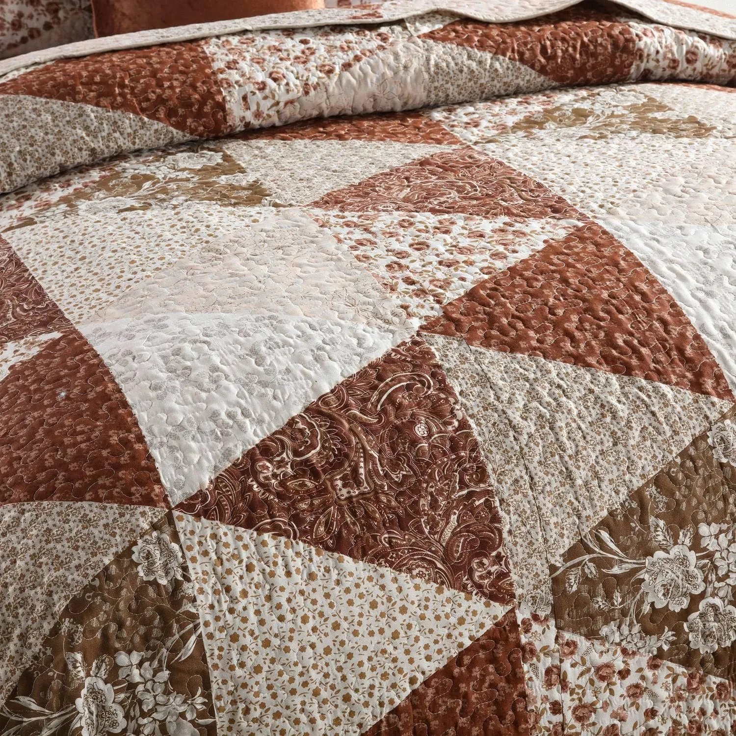 HoneiLife Quilt Set King Size - 3 Piece Microfiber Quilts Reversible Bedspreads Patchwork Coverlets Floral Bedding Set All Season Quilts with Triangle and Floral Print Pattern